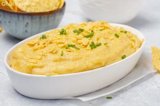 Weisse Schale mit Linthmais-Polenta und Ziegenkäse auf einem weissen Tisch