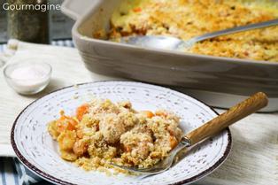 Carrots gratinated with cheese on a decorated plate next to a casserole dish with a carrots casserole