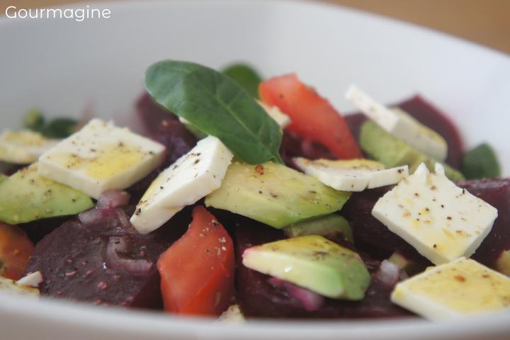 Randen, Avocado, Tomaten und Käse angerichtet als Salat in einer Schüssel
