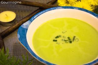 Eine Blumenkohl-Spinat-Suppe in einer weiss-blauen Schüssel angerichtet