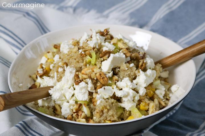 Eine Schüssel gefüllt mit Quinoa, Peperoni und Feta