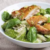 Eine weisse Schüssel mit Nudeln, Poulet und Gurken