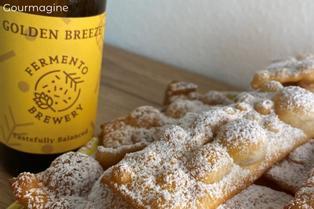 Ein Stapel frisch gemachte Chiacchiere mit Puderzucker bedeckt