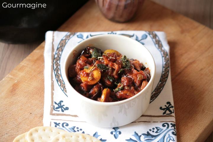 Eine weisse Schüssel gefüllt mit einer Aubergine-Caponata